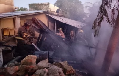 Bomberos controlan incendio en vivienda de la Región 233 de Cancún