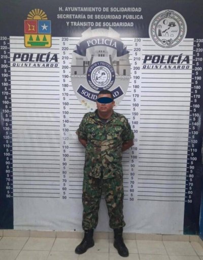 Detienen a un hondureño por usar uniforme exclusivo de la Secretaría de Marina de México en Playa del Carmen