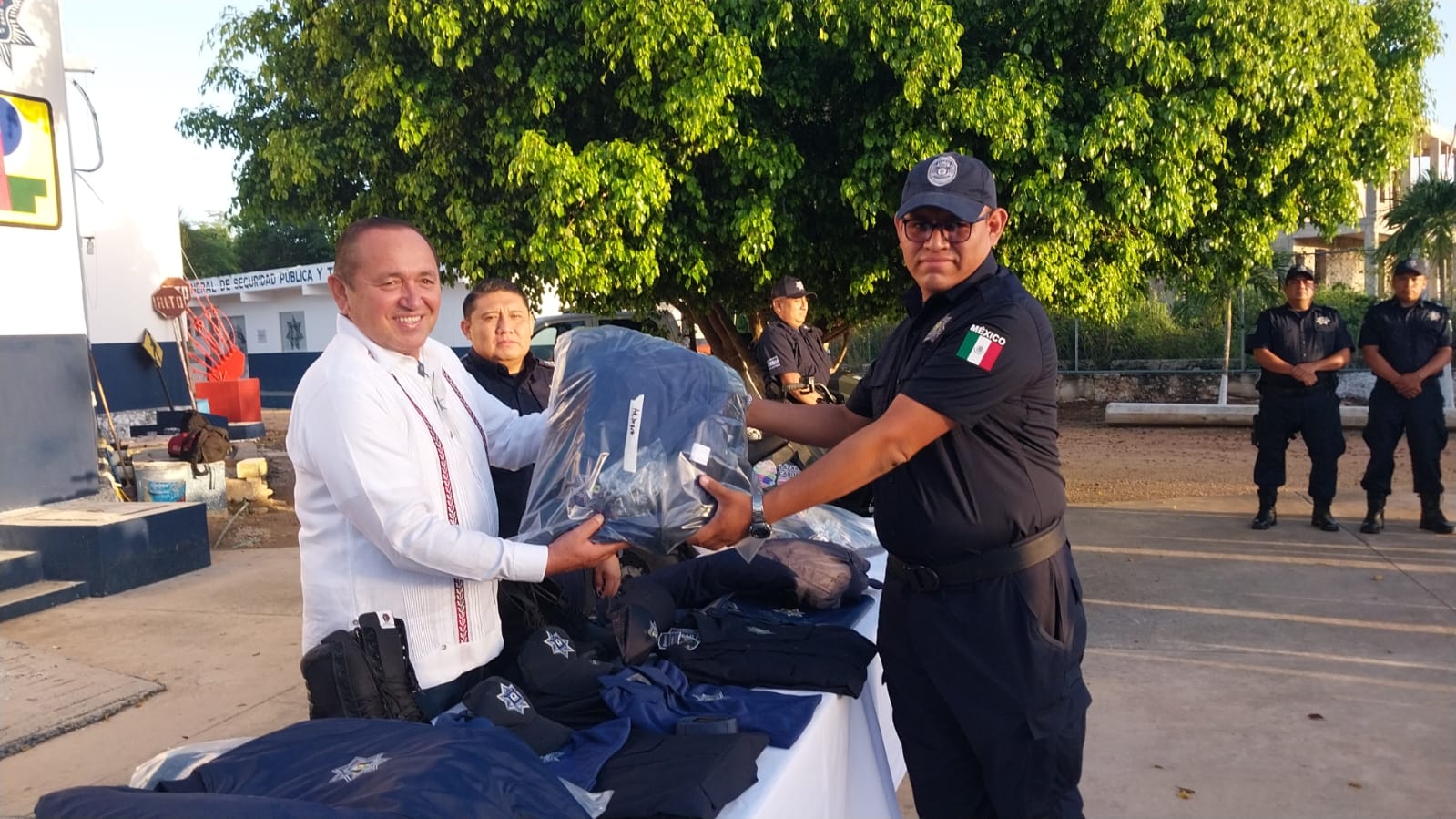 Dignifica Nivardo Mena labor policial.