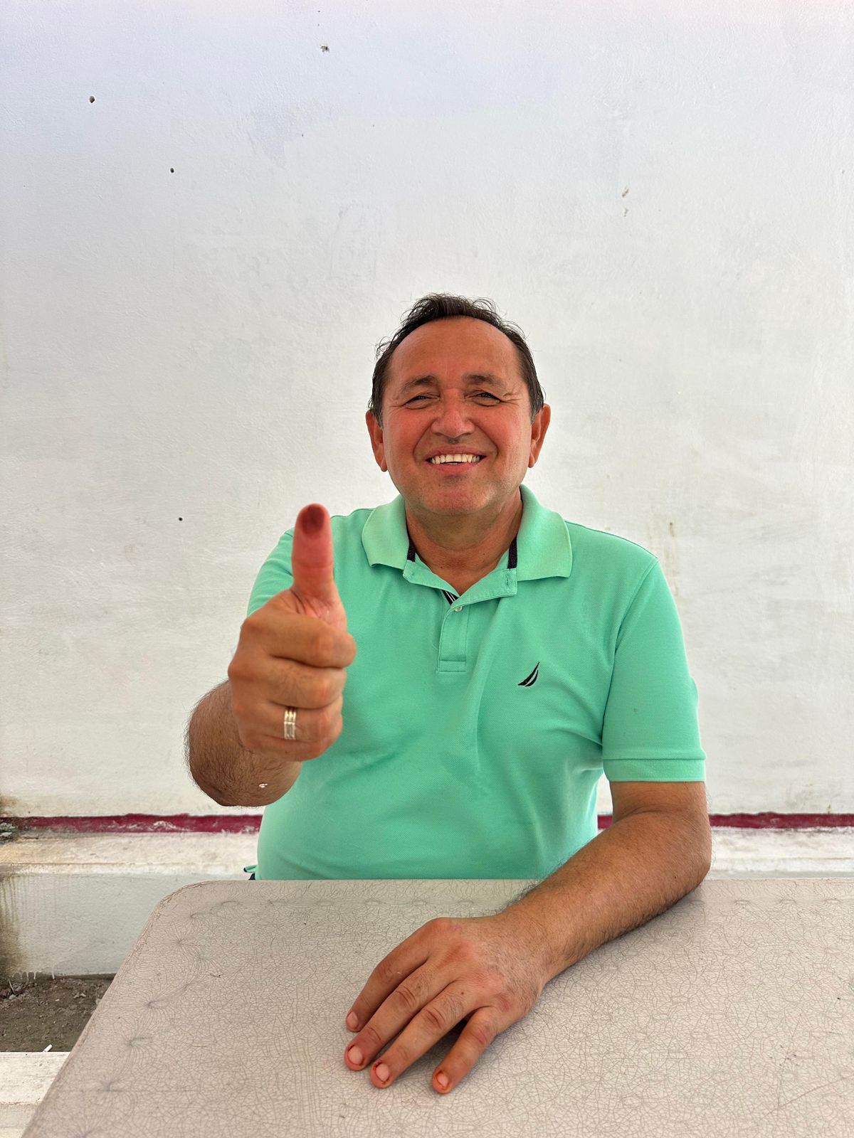 Emite Nivardo Mena su voto para elegir al representantes del poder Judicial