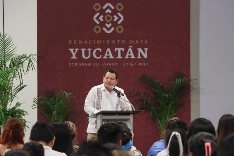 Entrega Gobernador Joaquín Díaz Mena plazas a 136 docentes yucatecos