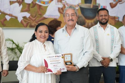 Entrega SEQ estímulos y reconocimientos a maestras y maestros por 40 años de servicio