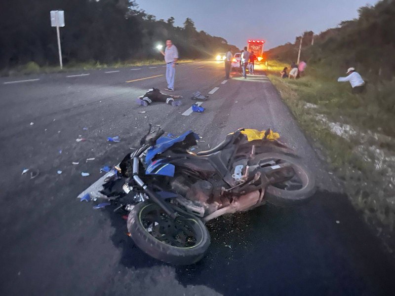 Motociclista se estrella contra vehículo estacionado y muere