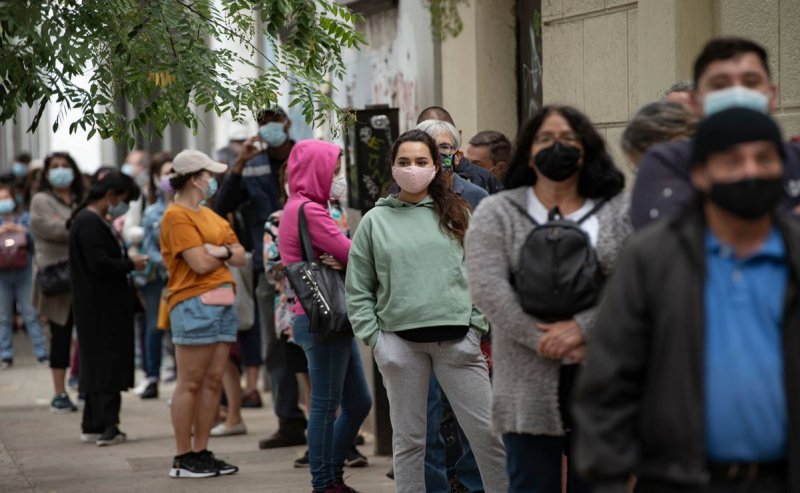OMS destaca que contagios globales de Covid-19 se han reducido un 50% en 5 semanas