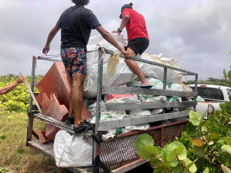 Retiran basura procedente de Centroamérica de playas de Mahahual