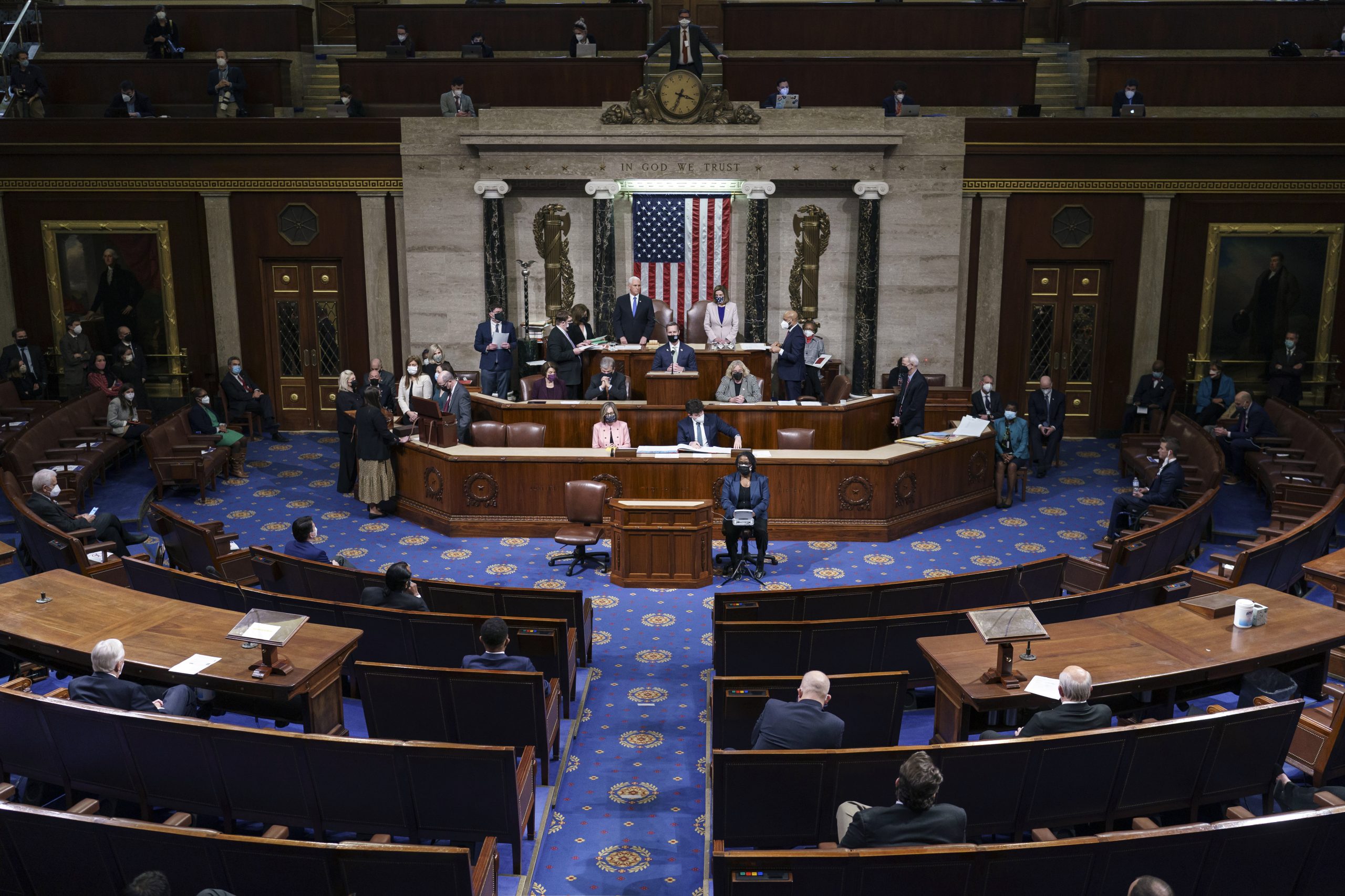 Revuelta en el Capitolio deja 4 personas muertas y 121 congresistas mantienen su apoyo a Trump