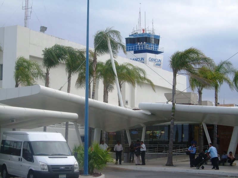 SAFARRANCHO ENTRE PIRATAS Y TOUR OPERADORES DEL AEROPUERTO DE CANCÚN:VIDEO