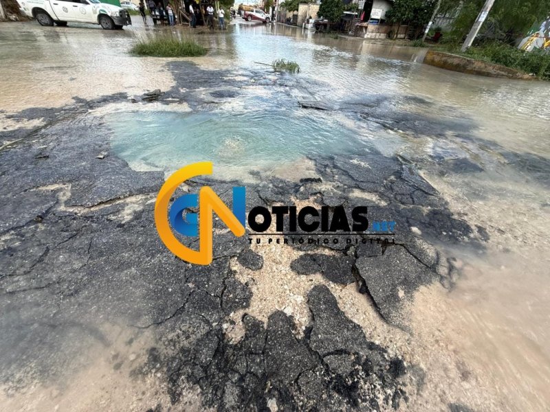 Se abre pavimento en Av. Ixtepec y Niños Héroes por fuerte fuga de agua