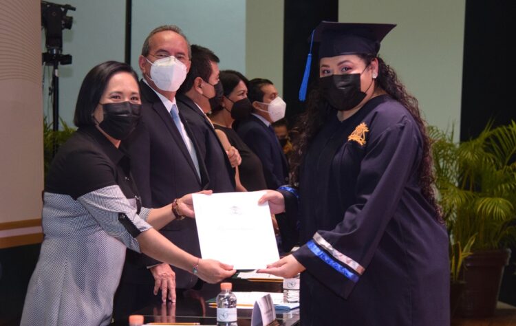 Se gradúan nuevos profesionistas, maestros y doctores de la UQROO