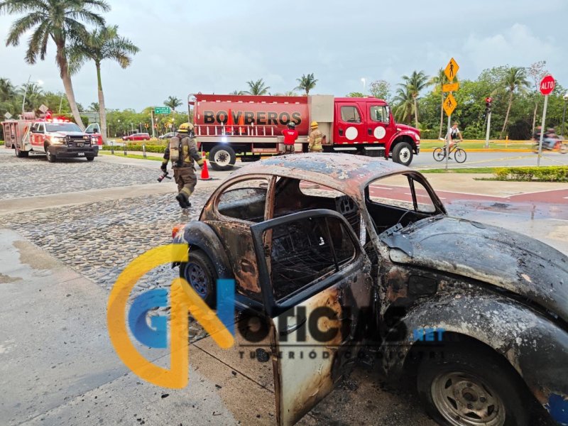 Se incendia vehículo en entrada de Puerto Cancún; sin lesionados
