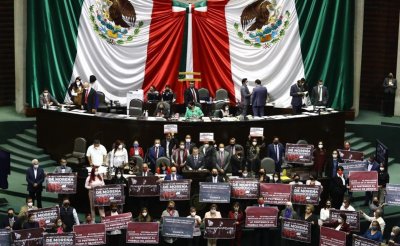 Sin cambiar una coma, diputados avalan reforma eléctrica de AMLO; va al Senado