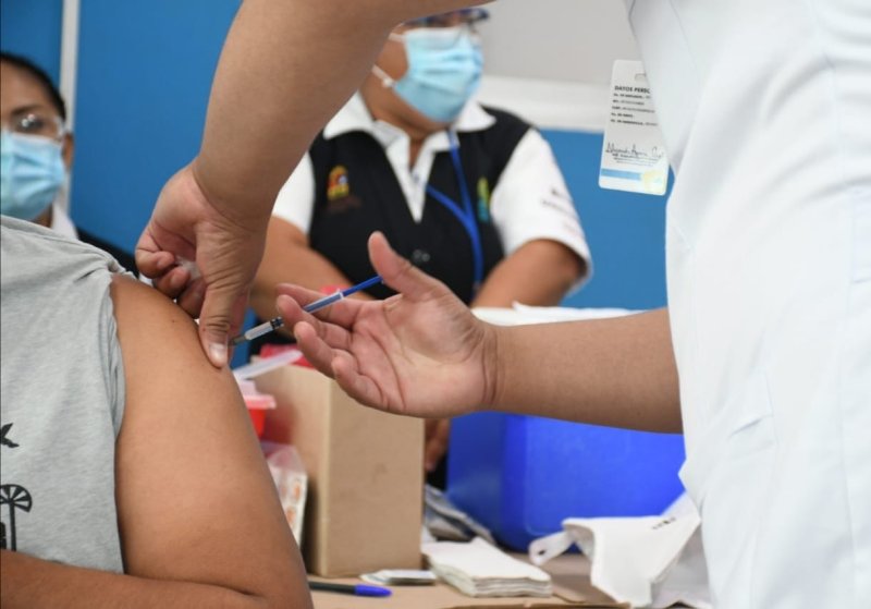 Sin incidentes inicia el segundo día de aplicación de vacuna para prevenir COVID-19