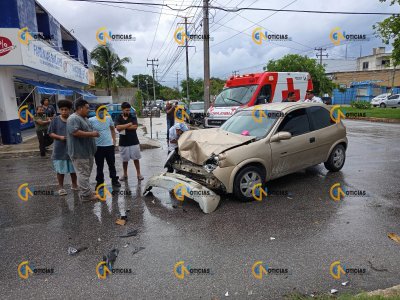 Un chamaco inexperto conduciendo y un imprudente operador de una camioneta protagonizaron la tarde de hoy un accidente