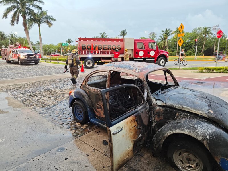 Un pequeño volcho terminó como chatarra luego de que se incendiara sobre boulevard Kukulcán