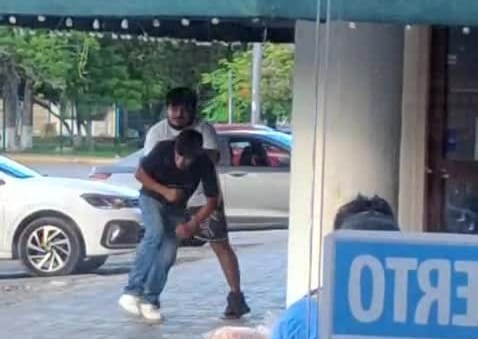 Un pobre humano se agarra golpes con otro compa y termina su combate, pero en el hospital