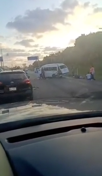 Una van colectiva y una moto se accidentan sobre la carretera 307, hay varios lesionados