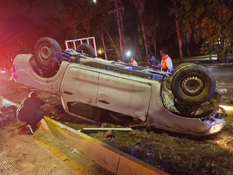 Vuelca su camioneta en el bulevar Colosio y sale ileso tras impactarse contra palmeras